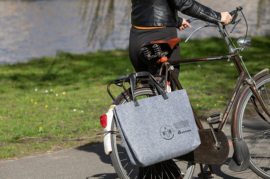 Arbitrage Herformuleren voorraad Een fiets tassendrager gemaakt van recycled plastic | Van Ruiten Gifts